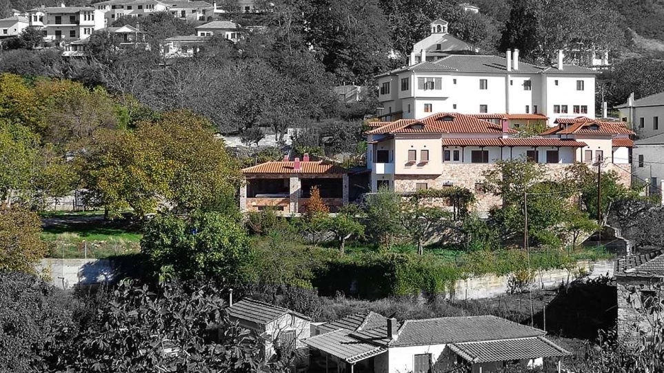 Πρωτοφανές: Καβγάδισαν και βούτηξαν από μπαλκόνι ξενοδοχείου στην Πορταριά του Πηλίου!